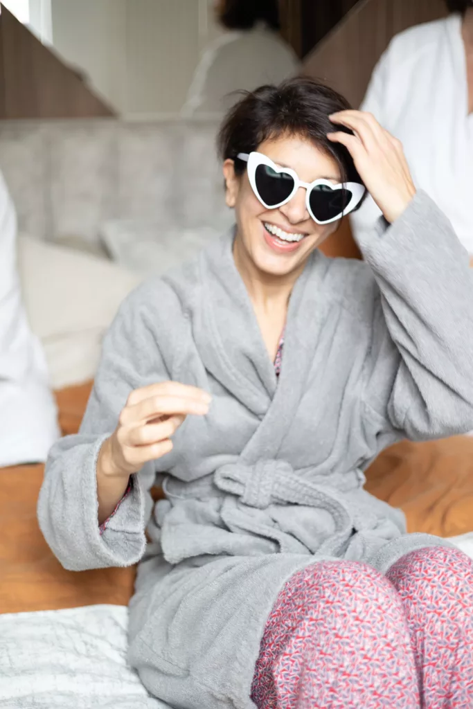 Femmes, amies, rires, complicité, peignoirs, lunettes, cœur, énergie, bonne humeur, éclats de rire, intimité, moment, préparation, convivialité, Elodie de Castro, Photographe, Amiens, Hamelet, EVJF