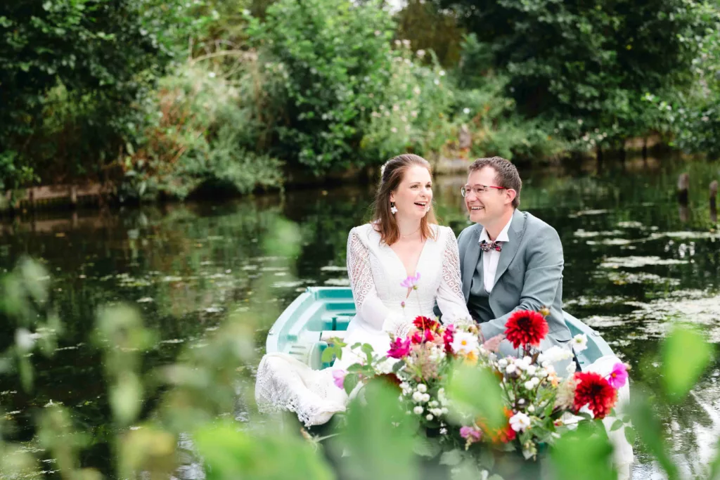 couple amoureux, séance photo couple, romance au fil de l’eau, hortillonnages Amiens, barque fleurie, fleurs colorées, photographe Amiens, expérience romantique, séance engagement, moment complice, mariés heureux, nature verdoyante, Hauts-de-France, souvenir unique, photographie naturelle, amour authentique, décoration florale, barque traditionnelle, expérience poétique, photographe couple Hauts-de-France