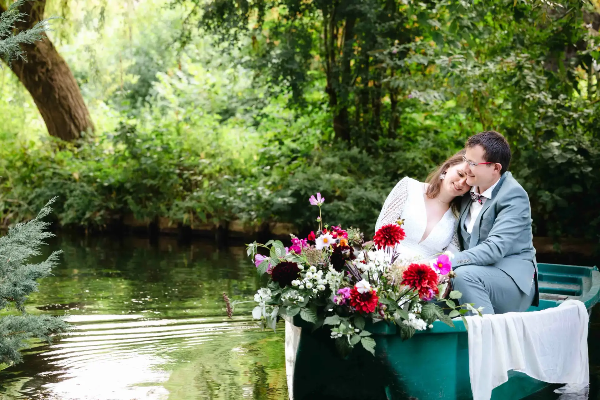 Couple amoureux en barque fleurie — s&eacute;ance photo hortillonnages Amiens