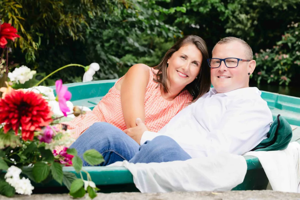 couple amoureux, séance photo romantique, barque fleurie, hortillonnages Amiens, romance au fil de l’eau, photographe couple, Hauts-de-France, expérience insolite, balade en barque traditionnelle, moment complice, fleurs colorées, photographie naturelle, séance engagement, photographe Amiens, expérience poétique, souvenir romantique, nature verdoyante, barque décorée de fleurs, authenticité, instant de bonheur