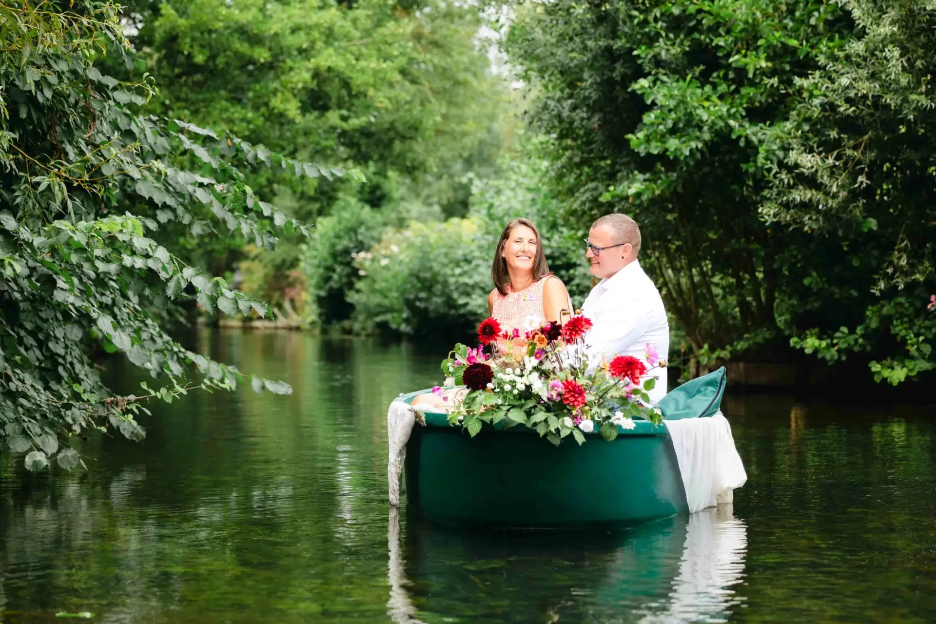 S&eacute;ance photo couple hortillonnages Amiens — complicit&eacute; naturelle par &Eacute;lodie de Castro