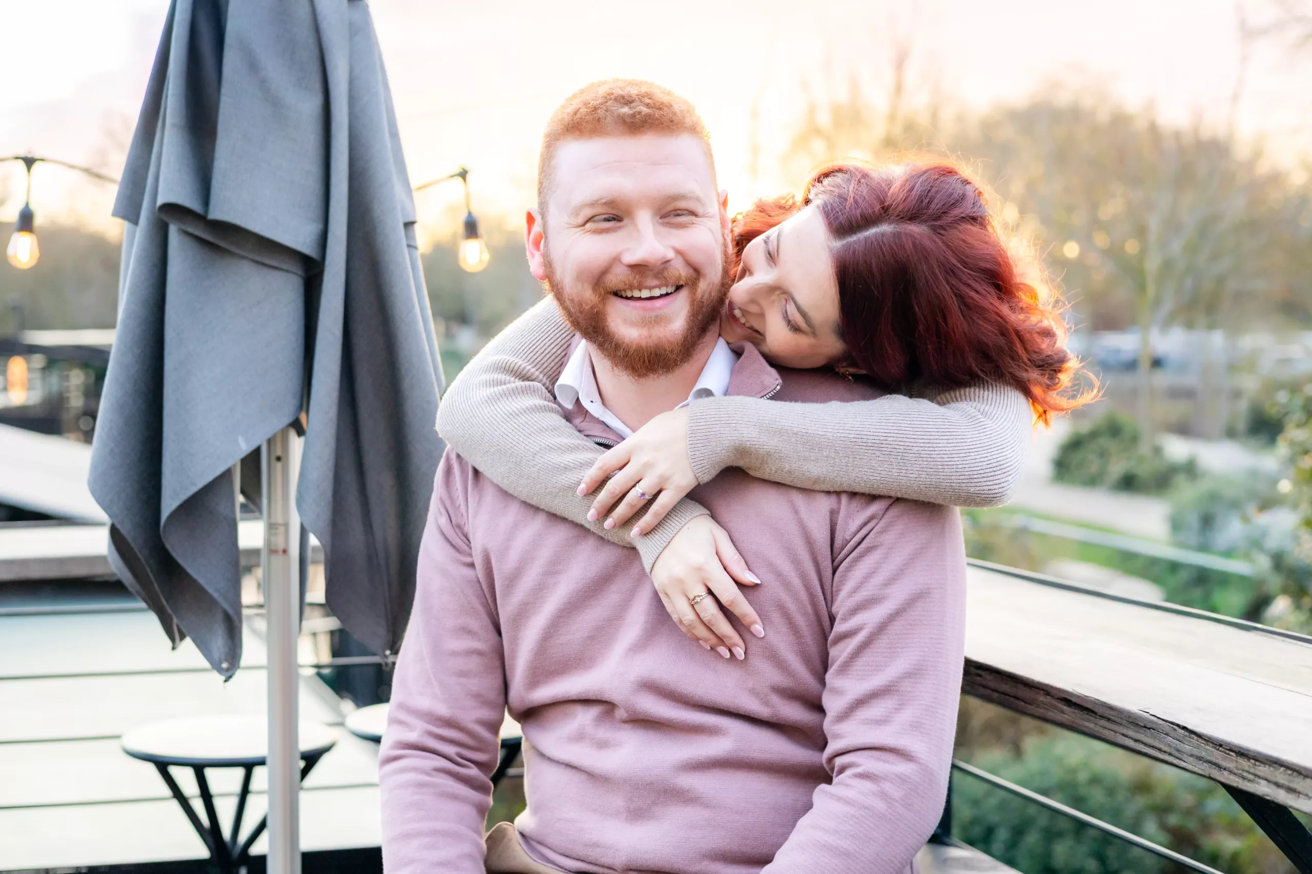Couple amoureux &agrave; Lille photographi&eacute; par &Eacute;lodie de Castro — complicit&eacute; et rires