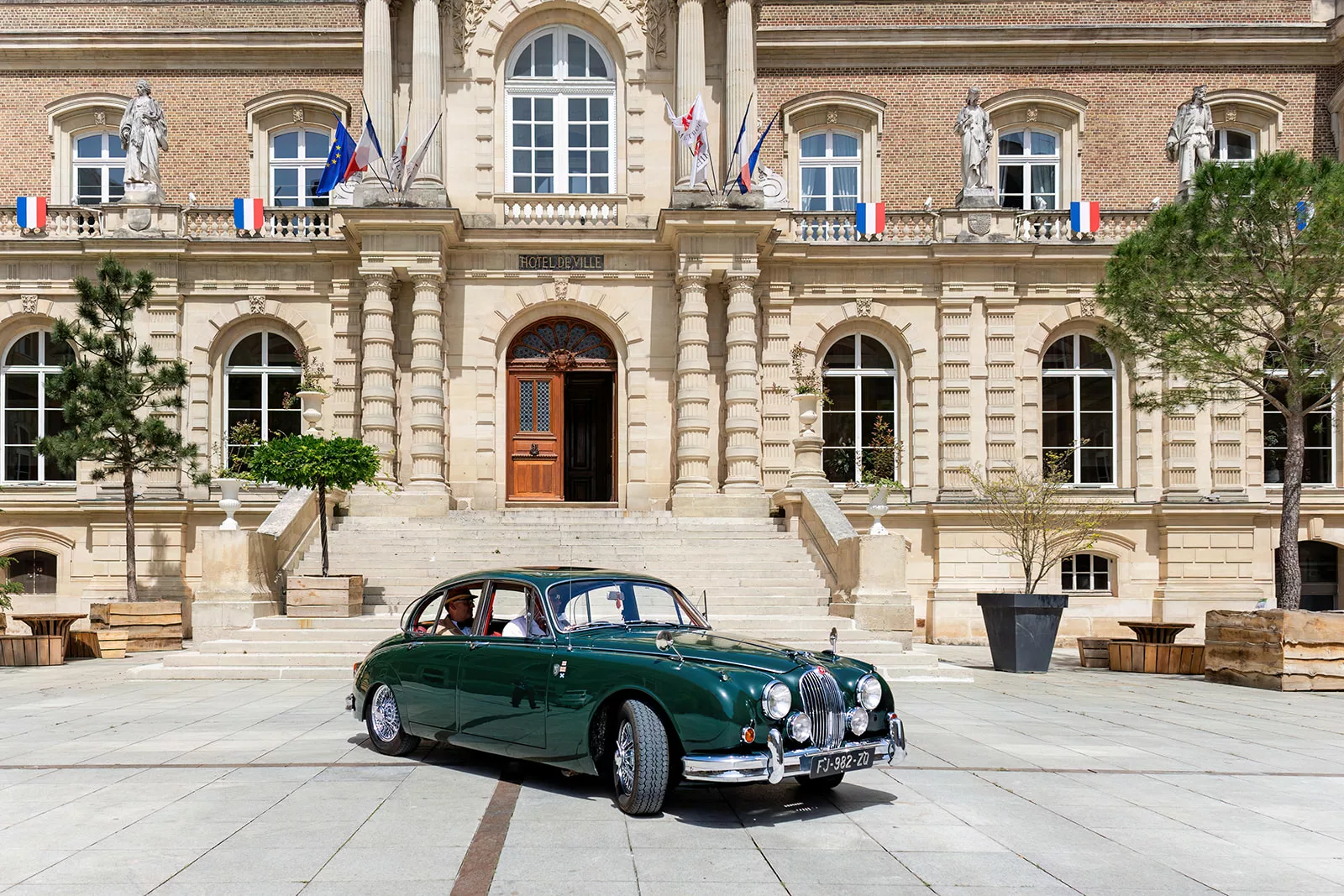 Mariage Coralie et Pierrick à Amiens — voiture vintage mairie d'Amiens — Élodie de Castro photographe